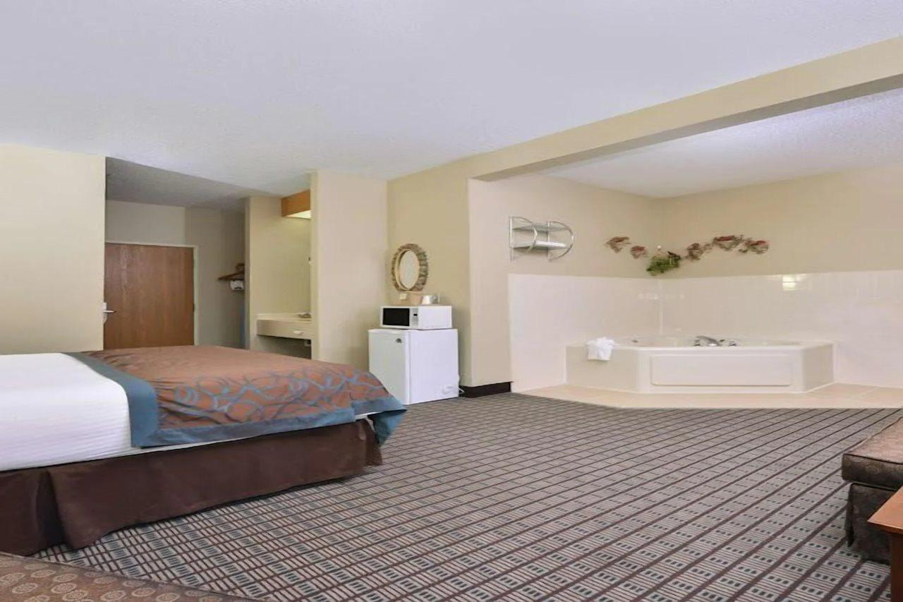 Regency Inn Geneseo Il I-80 Exteriör bild